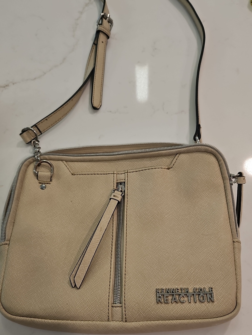 Kenneth Cole Reaction Crossbody Bag Neutral Beige Many Pockets Adjustable VGUC